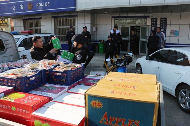 天马公司春节慰问维稳第一线的民警同志们